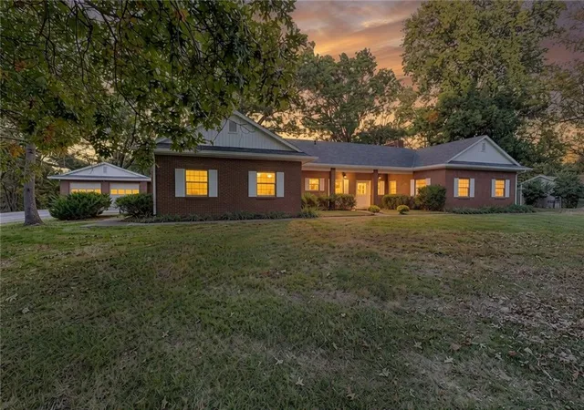 Photo 1 of Single family home for sale at 7 Lindenwood Ln, Saint Joseph, MO 64505 | MLS# 2647099 | Listing updated on 2026-10-27
