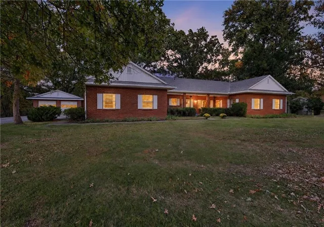 Photo 2 of Single family home for sale at 7 Lindenwood Ln, Saint Joseph, MO 64505 | MLS# 2647099 | Listing updated on 2026-10-27