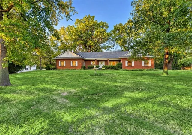 Photo 3 of Single family home for sale at 7 Lindenwood Ln, Saint Joseph, MO 64505 | MLS# 2647099 | Listing updated on 2026-10-27