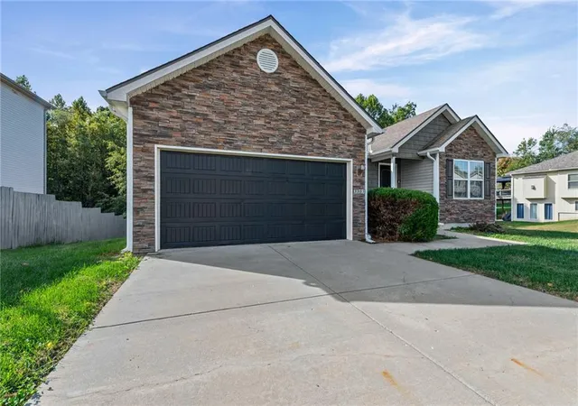 Photo 1 of Single family home for sale at 3305 NW 87th Street, Kansas City, MO 64154 | MLS# 2647102 | Listing updated on 2026-10-17