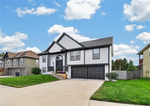 Photo 2 of Single family home for sale at 963 NW Dogwood Dr, Grain Valley, MO 64029 | MLS# 2647120 | Listing updated on 2026-10-22