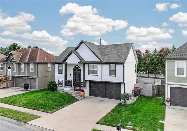 Photo 3 of Single family home for sale at 963 NW Dogwood Dr, Grain Valley, MO 64029 | MLS# 2647120 | Listing updated on 2026-10-22