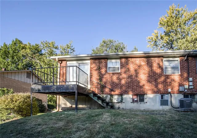 Photo 4 of House for sale at 607 NE Lynn St, Lees Summit, MO 64063 | MLS# 2647177 | Listing updated on 2026-10-15