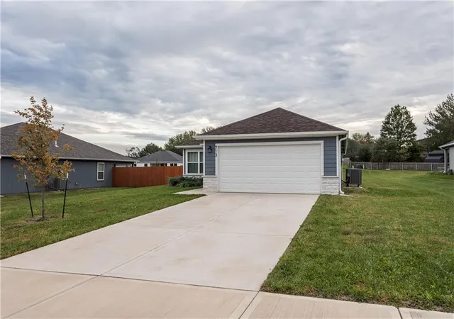 Photo 3 of Single family home for sale at 713 Hidden Meadows Dr, Paola, KS 66071 | MLS# 2647207 | Listing updated on 2026-10-22
