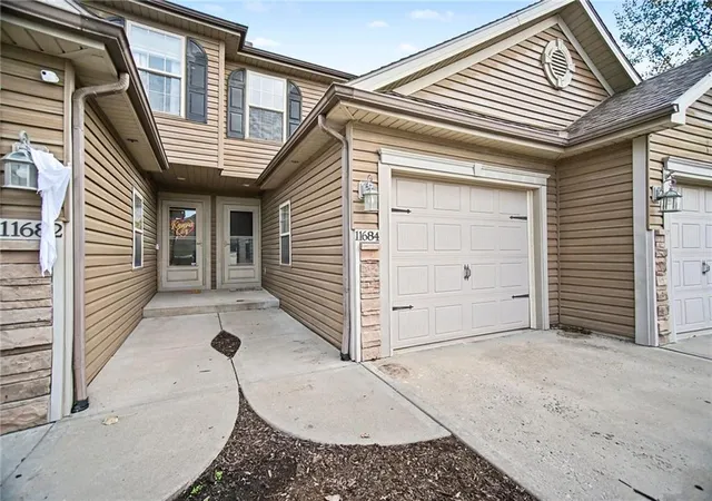 Photo 2 of Townhouse for sale at 11684 N Ewing Ave, Kansas City, MO 64156 | MLS# 2647216 | Listing updated on 2026-10-20