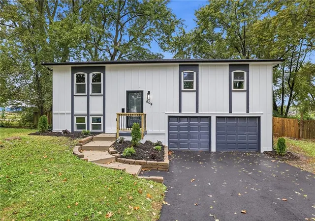 Photo 1 of Sale Pending at 909 S Montclaire Dr, Olathe, KS 66061 | MLS# 2647231 | Listing updated on 2026-10-19