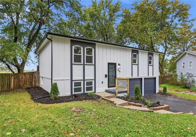 Photo 2 of Sale Pending at 909 S Montclaire Dr, Olathe, KS 66061 | MLS# 2647231 | Listing updated on 2026-10-19