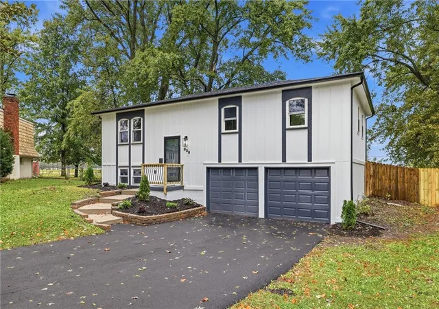 Photo 3 of Sale Pending at 909 S Montclaire Dr, Olathe, KS 66061 | MLS# 2647231 | Listing updated on 2026-10-19