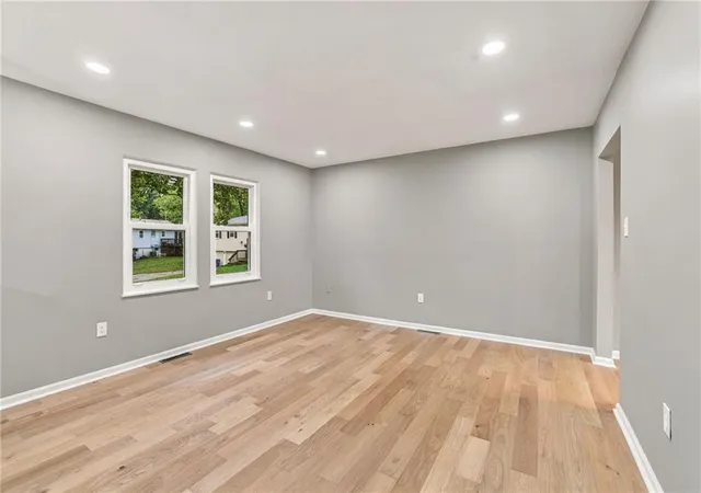Photo 4 of Sale Pending at 909 S Montclaire Dr, Olathe, KS 66061 | MLS# 2647231 | Listing updated on 2026-10-19