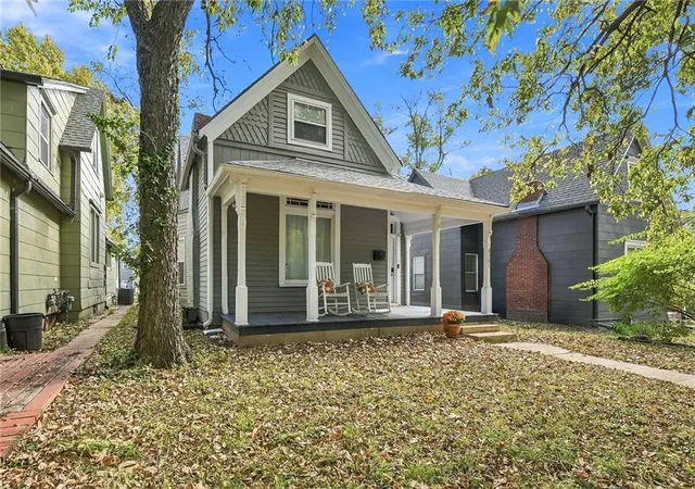 Photo 3 of Single family home for sale at 4121 Oak St, Kansas City, MO 64111 | MLS# 2647236 | Listing updated on 2026-10-22