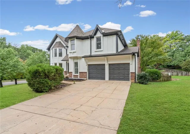 Photo 3 of Single family home for sale at 8206 Alden St, Lenexa, KS 66215 | MLS# 2647249 | Listing updated on 2026-10-17