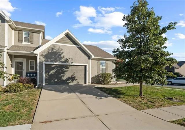 Photo 1 of Townhouse for sale at 700 W Shawnee Ct, Gardner, KS 66030 | MLS# 2647252 | Listing updated on 2026-10-29