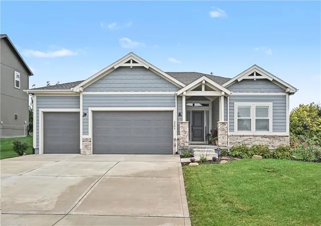 Photo 1 of Sale Pending at 3204 Sw Arbor Sound Dr, Lees Summit, MO 64082 | MLS# 2647257 | Listing updated on 2026-10-19