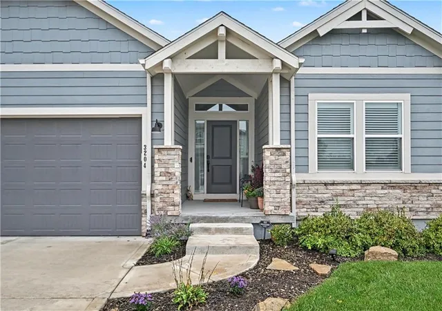 Photo 2 of Sale Pending at 3204 Sw Arbor Sound Dr, Lees Summit, MO 64082 | MLS# 2647257 | Listing updated on 2026-10-19