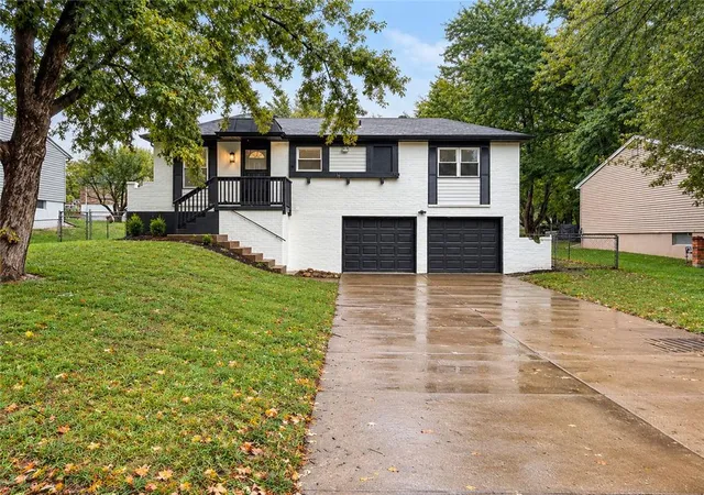 Photo 1 of Single family home for sale at 816 Oxford Dr, Blue Springs, MO 64015 | MLS# 2647263 | Listing updated on 2026-10-20