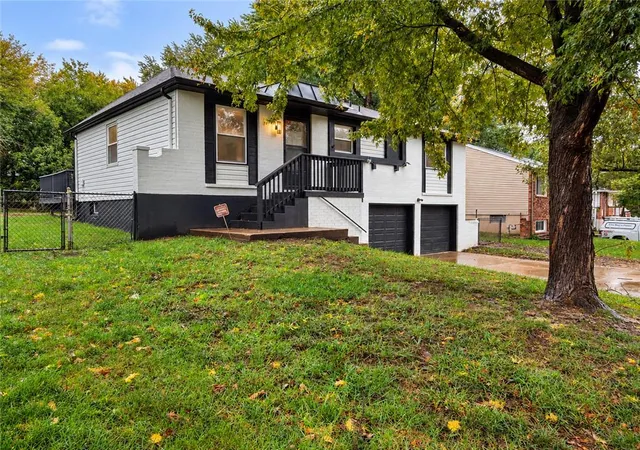 Photo 2 of Single family home for sale at 816 Oxford Dr, Blue Springs, MO 64015 | MLS# 2647263 | Listing updated on 2026-10-20