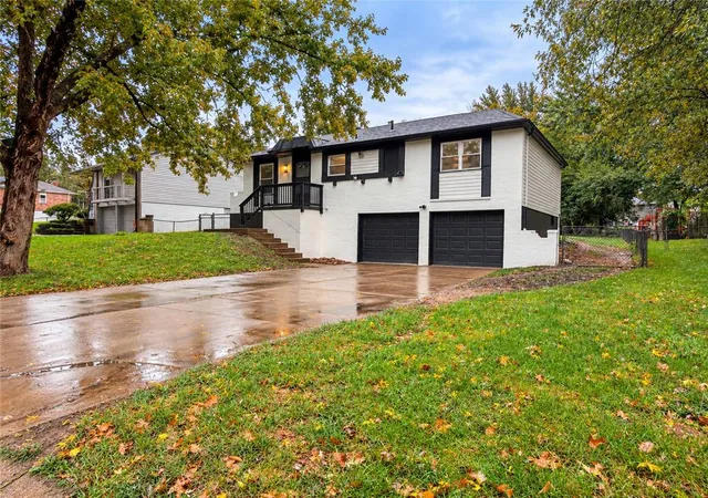 Photo 3 of Single family home for sale at 816 Oxford Dr, Blue Springs, MO 64015 | MLS# 2647263 | Listing updated on 2026-10-20