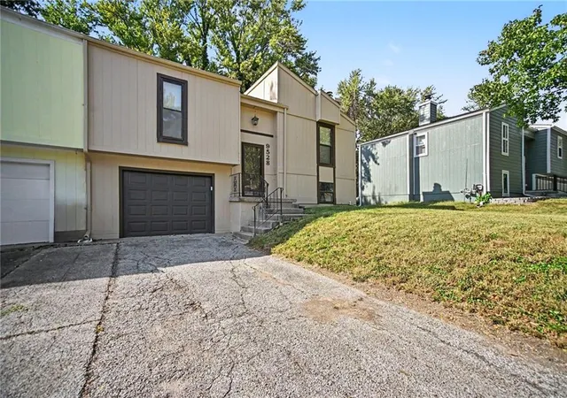 Photo 1 of Townhouse for sale at 9528 Manning Ave, Kansas City, MO 64134 | MLS# 2647270 | Listing updated on 2026-10-18