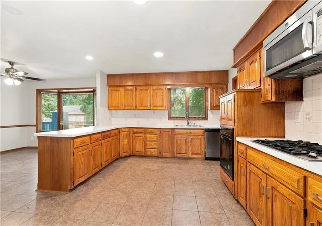 Photo 4 of Single family home for sale at 17422 W 70th Street, Shawnee, KS 66217 | MLS# 2647289 | Listing updated on 2026-10-16