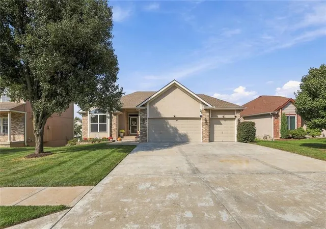 Photo 1 of Single family home for sale at 11226 N Belleview Ave, Kansas City, MO 64155 | MLS# 2647318 | Listing updated on 2026-10-29