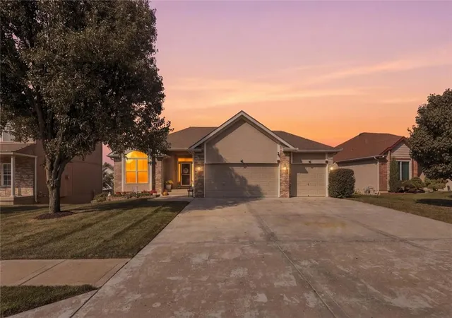 Single family home for sale at 11226 N Belleview Ave, Kansas City, MO 64155 | MLS# 2647318