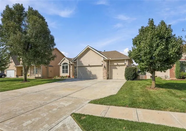 Photo 3 of Single family home for sale at 11226 N Belleview Ave, Kansas City, MO 64155 | MLS# 2647318 | Listing updated on 2026-10-29