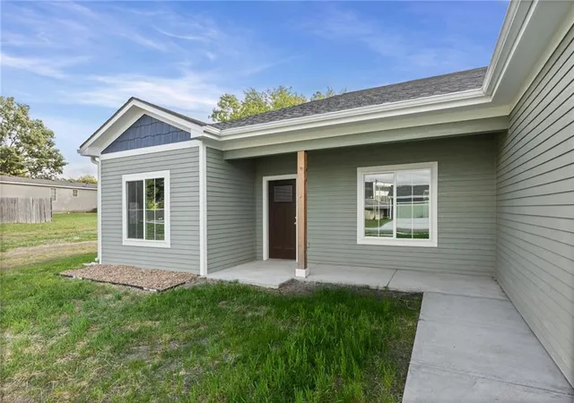 Photo 3 of Single family home for sale at 915 5th Street Ter, Osawatomie, KS 66064 | MLS# 2647322 | Listing updated on 2026-10-20