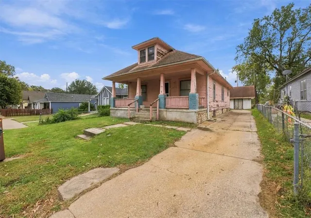 Photo 1 of Single family home for sale at 925 Pottawatomie St, Leavenworth, KS 66048 | MLS# 2647333 | Listing updated on 2026-10-16
