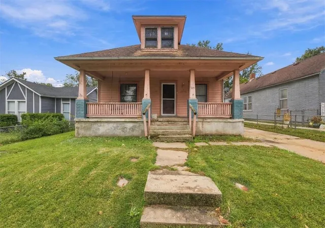 Photo 2 of Single family home for sale at 925 Pottawatomie St, Leavenworth, KS 66048 | MLS# 2647333 | Listing updated on 2026-10-16