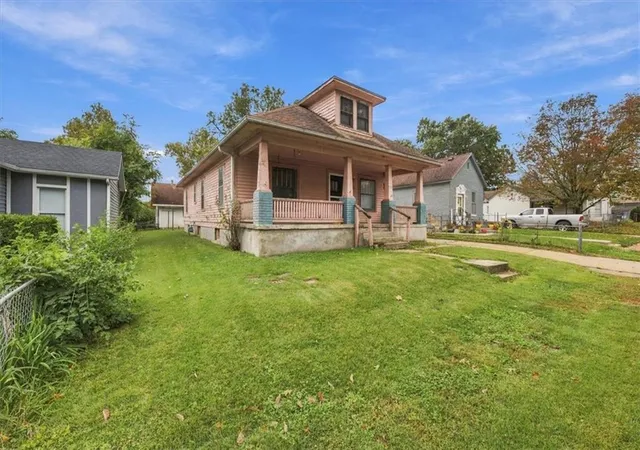 Photo 3 of Single family home for sale at 925 Pottawatomie St, Leavenworth, KS 66048 | MLS# 2647333 | Listing updated on 2026-10-16