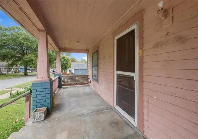 Photo 3 of Single family home for sale at 925 Pottawatomie St, Leavenworth, KS 66048 | MLS# 2647333 | Listing updated on 2026-10-16