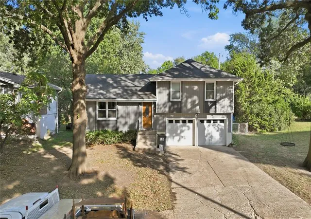 Photo 1 of Single family home for sale at 1305 Madison St, Lees Summit, MO 64081 | MLS# 2647334 | Listing updated on 2026-10-19