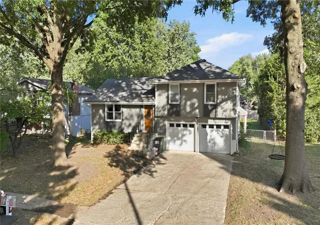 Photo 2 of Single family home for sale at 1305 Madison St, Lees Summit, MO 64081 | MLS# 2647334 | Listing updated on 2026-10-19