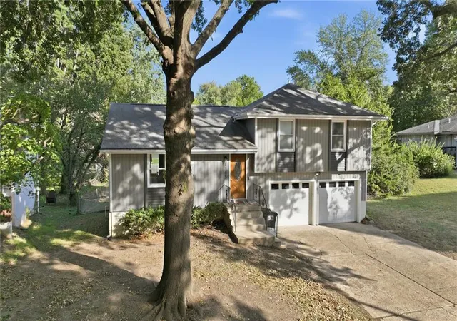 Photo 3 of Single family home for sale at 1305 Madison St, Lees Summit, MO 64081 | MLS# 2647334 | Listing updated on 2026-10-19