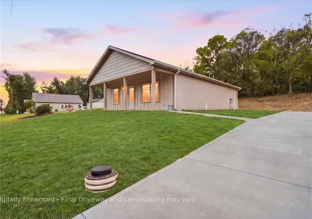 Photo 2 of Single family home for sale at 552 S Whitmer St, Richmond, MO 64085 | MLS# 2647342 | Listing updated on 2026-10-19