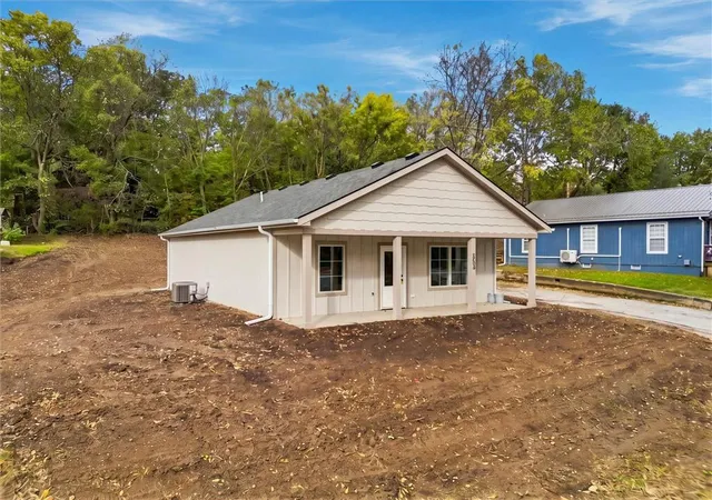 Photo 3 of Single family home for sale at 552 S Whitmer St, Richmond, MO 64085 | MLS# 2647342 | Listing updated on 2026-10-19