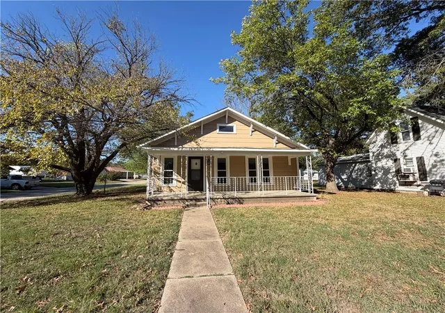 Photo 1 of Single family home for sale at 301 E 6th Street, Caney, KS 67333 | MLS# 2647406 | Listing updated on 2026-10-22