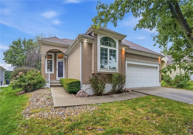 Single family home for sale at 13408 Summit Ct, Kansas City, MO 64145 | MLS# 2647415