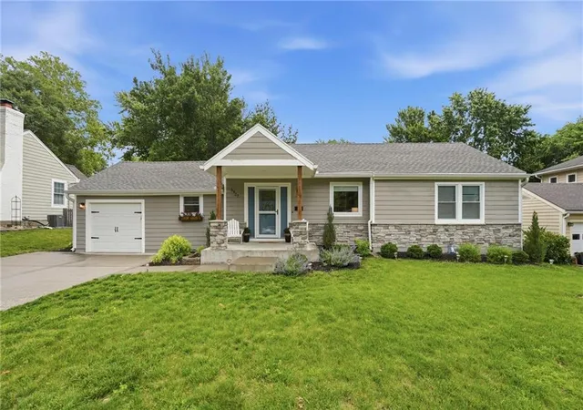 Photo 1 of Single family home for sale at 5927 Mission Rd, Fairway, KS 66205 | MLS# 2647425 | Listing updated on 2026-10-17