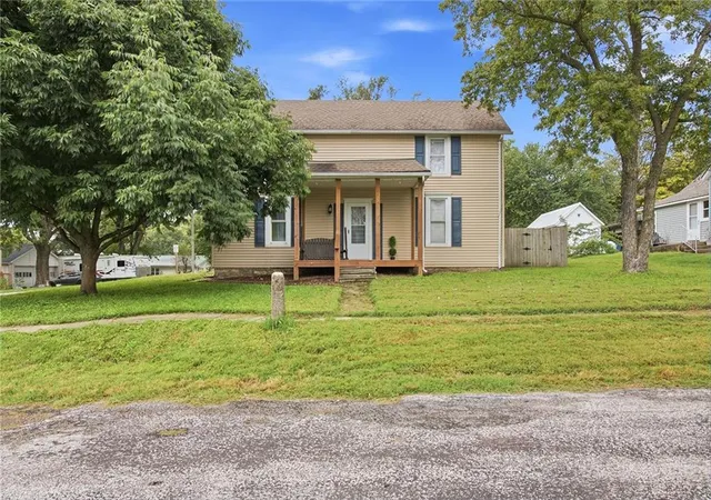 Photo 2 of Sale Pending at 611 South St, Wellington, MO 64097 | MLS# 2647454 | Listing updated on 2026-10-21
