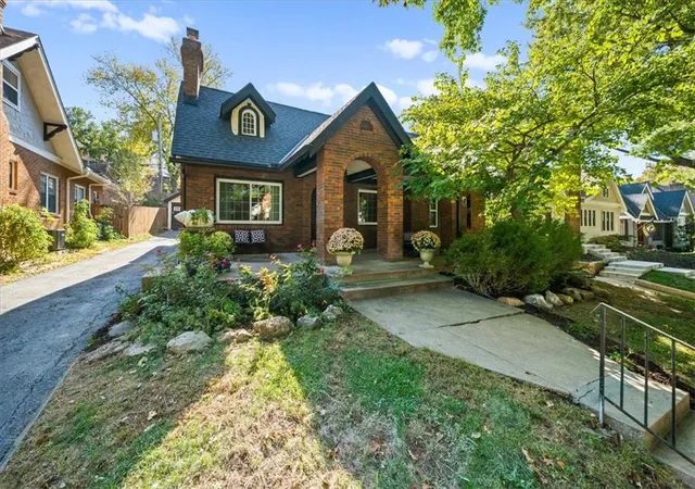 Photo 2 of Single family home for sale at 211 E 66th Street, Kansas City, MO 64113 | MLS# 2647458 | Listing updated on 2026-10-22