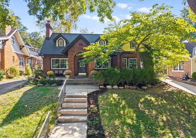 Photo 3 of Single family home for sale at 211 E 66th Street, Kansas City, MO 64113 | MLS# 2647458 | Listing updated on 2026-10-22