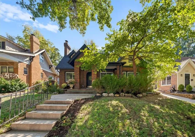 Photo 3 of Single family home for sale at 211 E 66th Street, Kansas City, MO 64113 | MLS# 2647458 | Listing updated on 2026-10-22