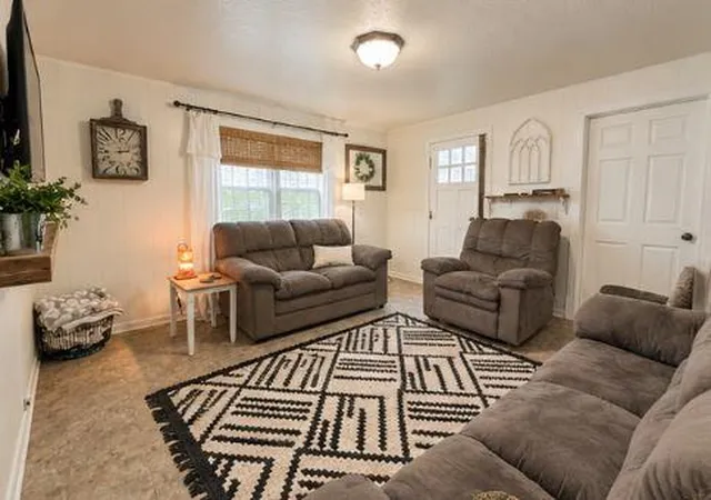 Photo 4 of Single family home for sale at 111 S Pine St, Gallatin, MO 64640 | MLS# 2647460 | Listing updated on 2026-10-21