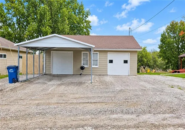 Photo 3 of Single family home for sale at 111 S Pine St, Gallatin, MO 64640 | MLS# 2647460 | Listing updated on 2026-10-21