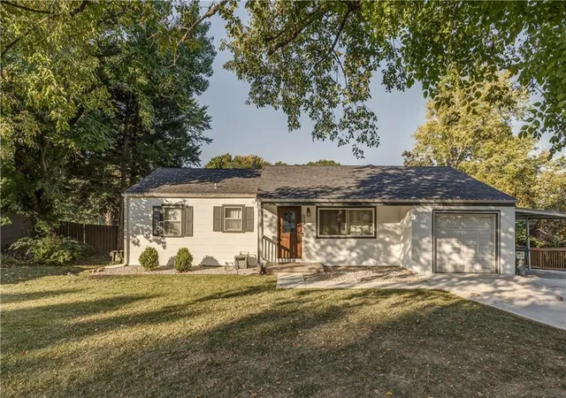 Photo 1 of Sale Pending at 4722 Quivira Dr, Shawnee, KS 66216 | MLS# 2647465 | Listing updated on 2026-10-22