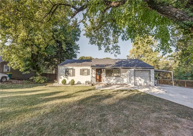 Photo 2 of Sale Pending at 4722 Quivira Dr, Shawnee, KS 66216 | MLS# 2647465 | Listing updated on 2026-10-22