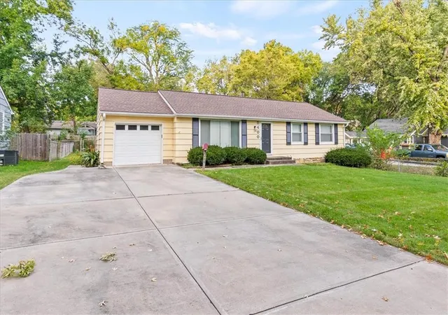 Photo 2 of Sale Pending at 5400 Outlook St, Mission, KS 66202 | MLS# 2647475 | Listing updated on 2026-10-18