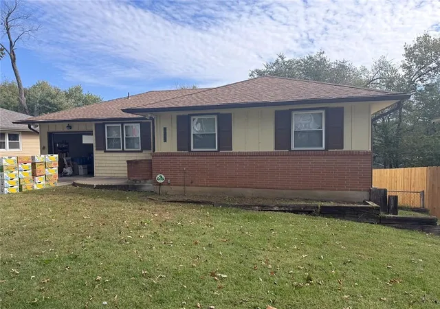 Photo 1 of Single family home for sale at 8207 Kenwood Ave, Kansas City, MO 64131 | MLS# 2647482 | Listing updated on 2026-10-21