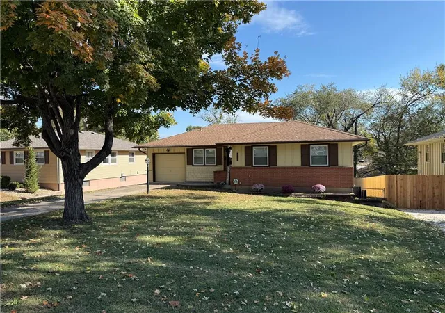 Single family home for sale at 8207 Kenwood Ave, Kansas City, MO 64131 | MLS# 2647482